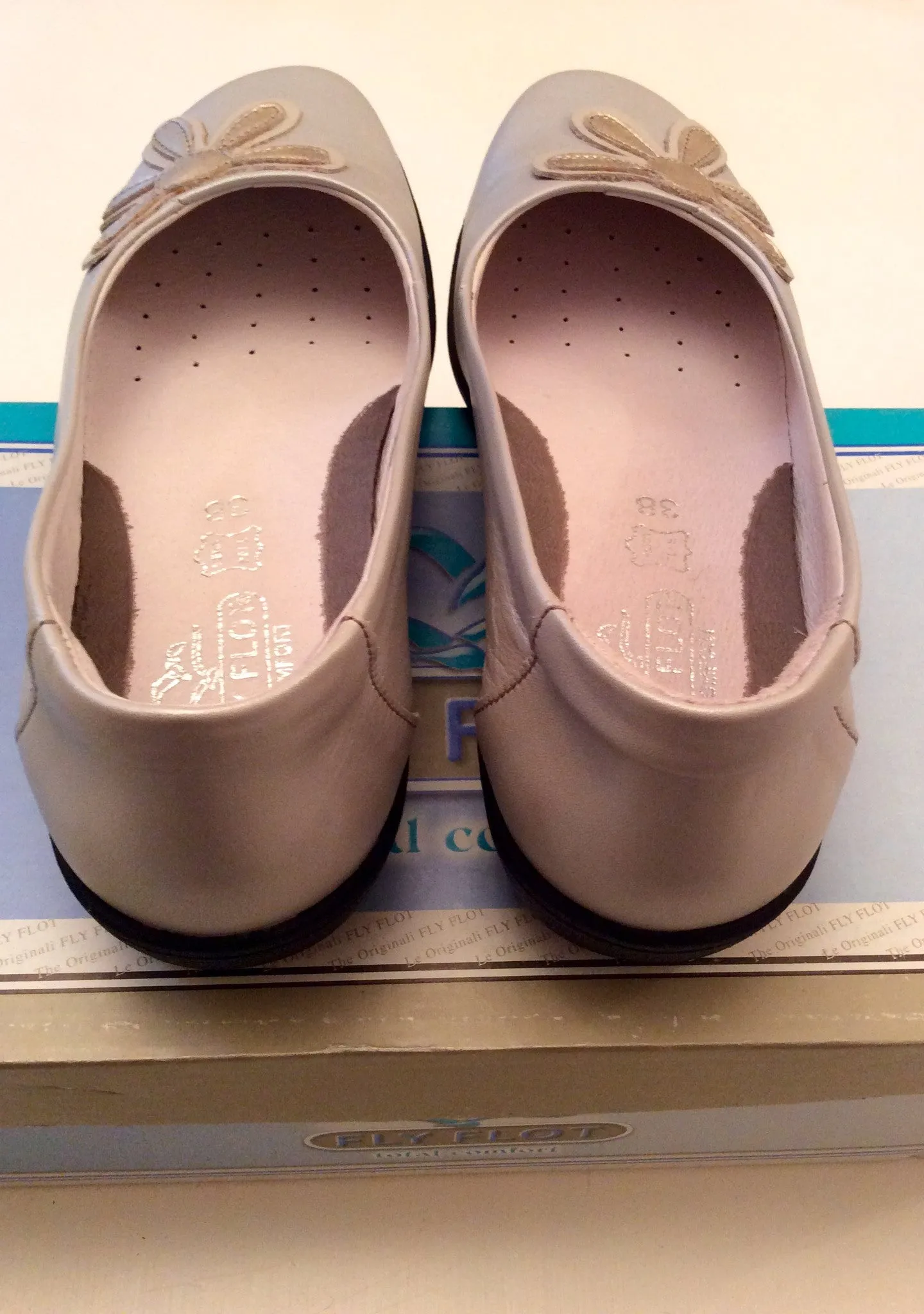 Brand New Fly Flot Pearl Leather Flat Comfort Shoes Size 5/38