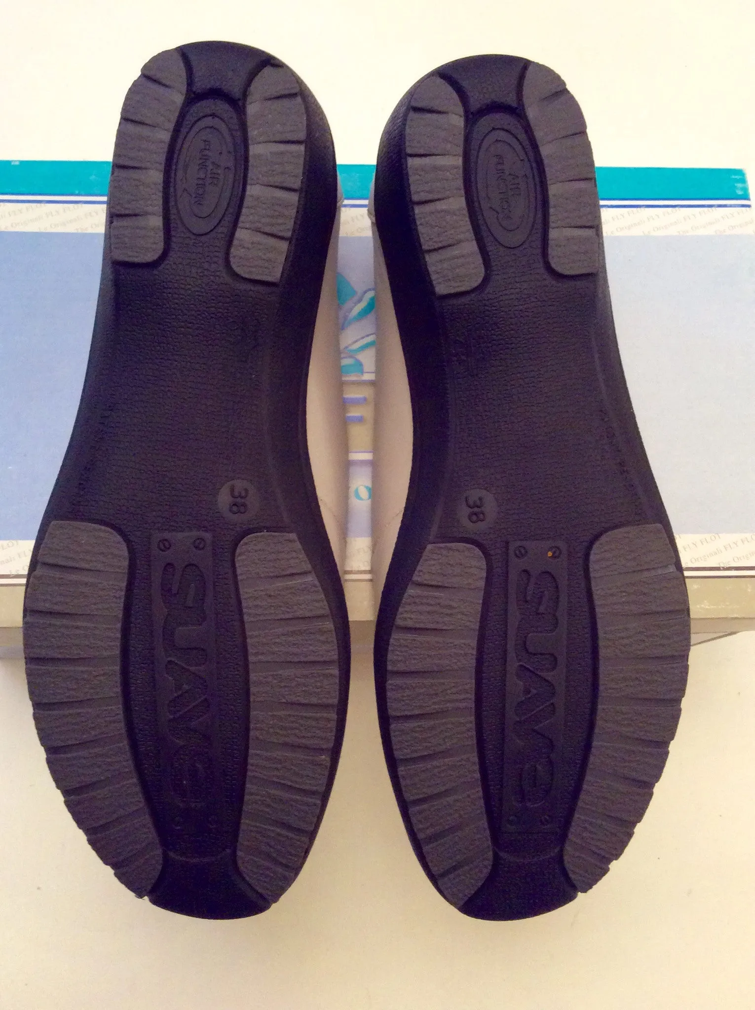 Brand New Fly Flot Pearl Leather Flat Comfort Shoes Size 5/38