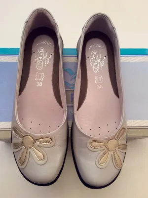 Brand New Fly Flot Pearl Leather Flat Comfort Shoes Size 5/38