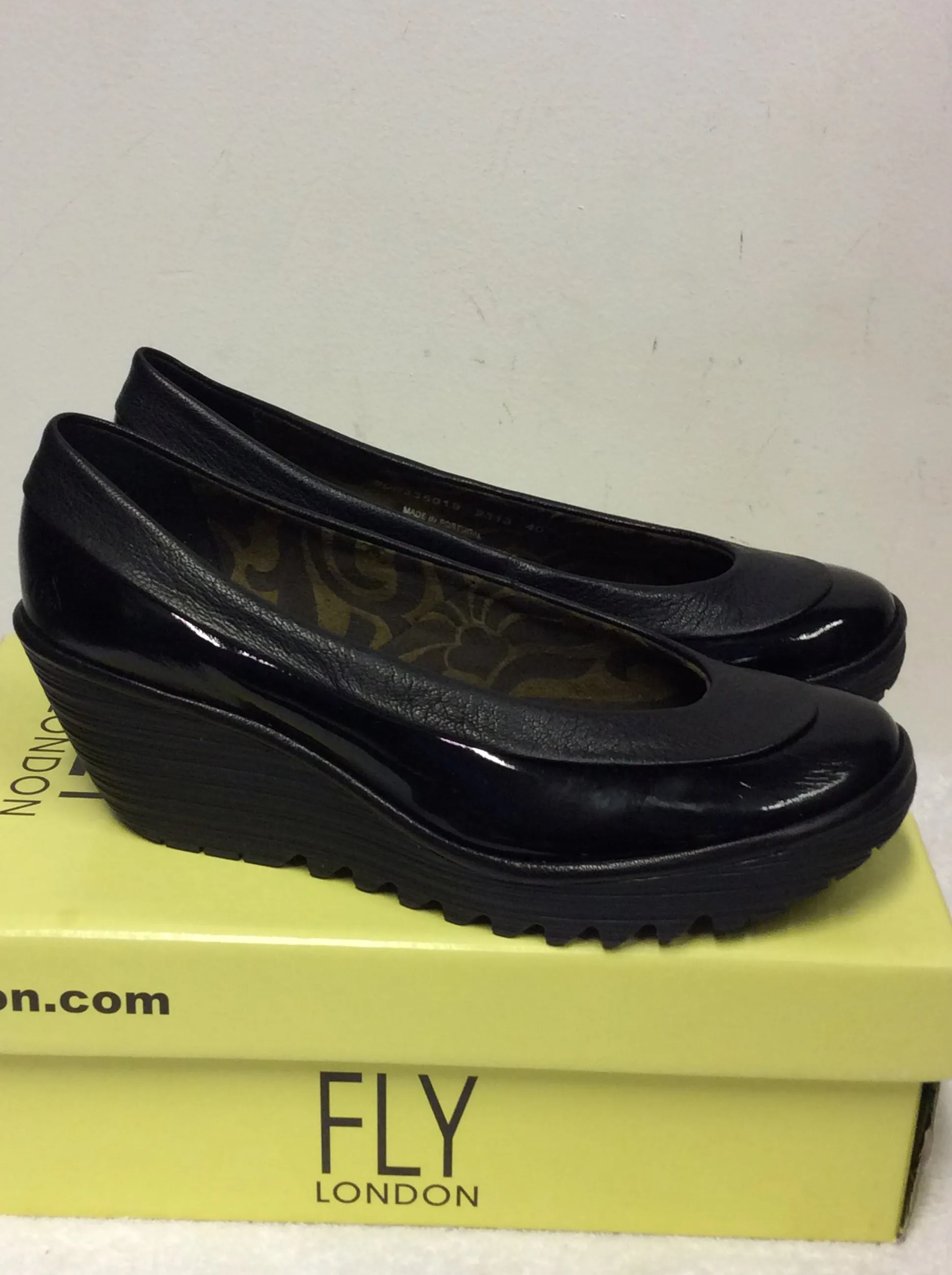 BRAND NEW FLY LONDON YOKO BLACK PATENT LEATHER WEDGE HEEL SHOES SIZE 7/40