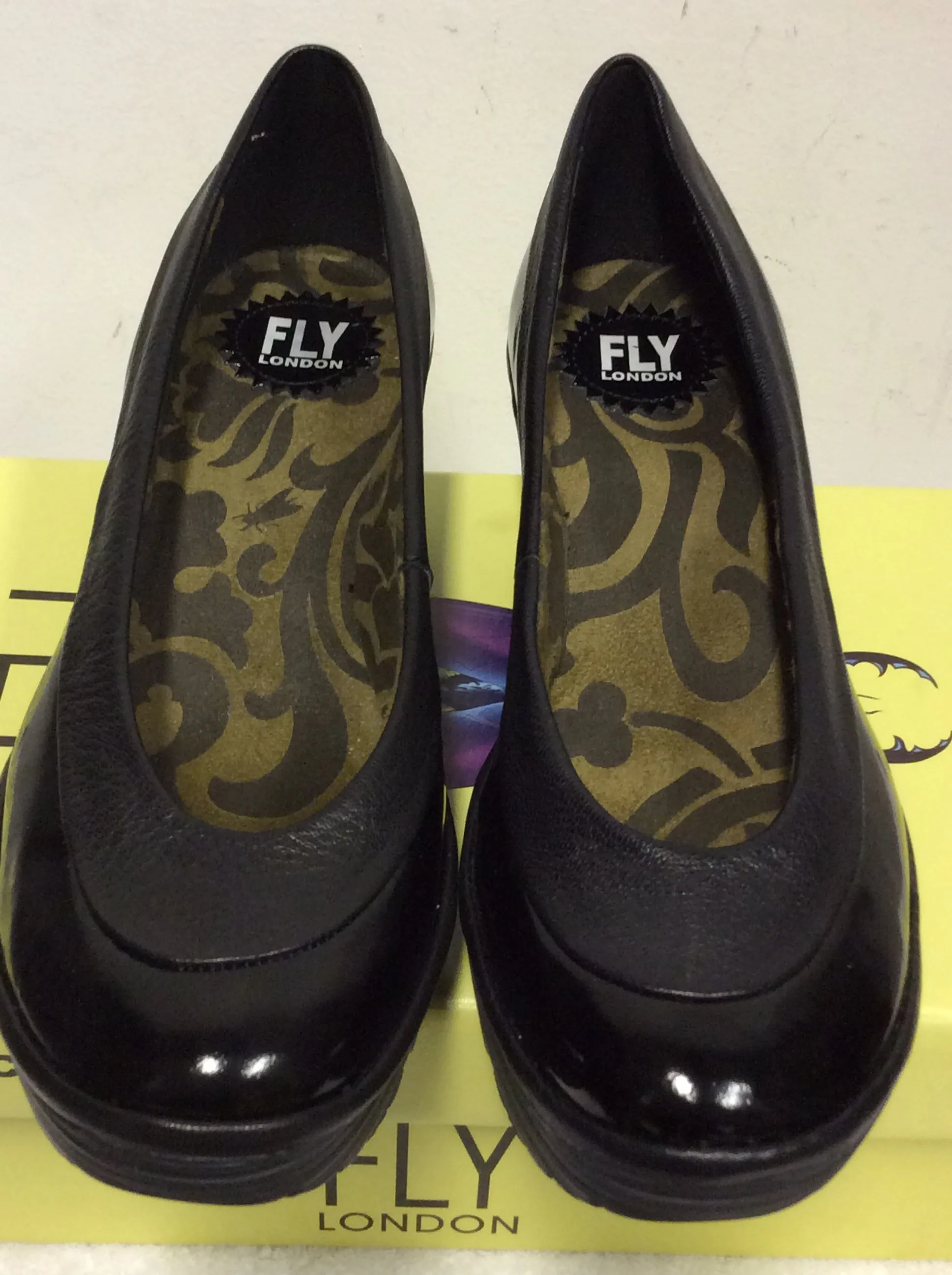BRAND NEW FLY LONDON YOKO BLACK PATENT LEATHER WEDGE HEEL SHOES SIZE 7/40