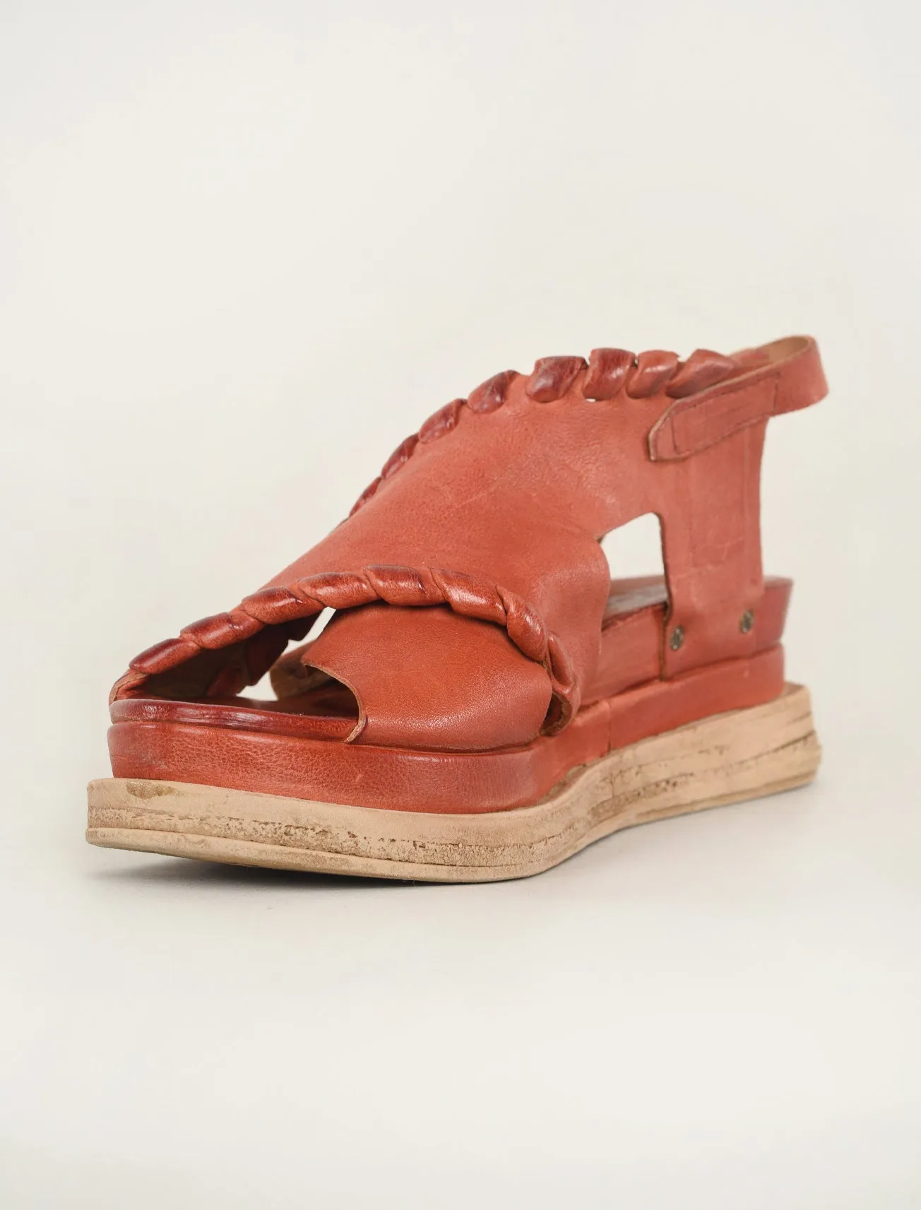 Lumi Wedge, Rust